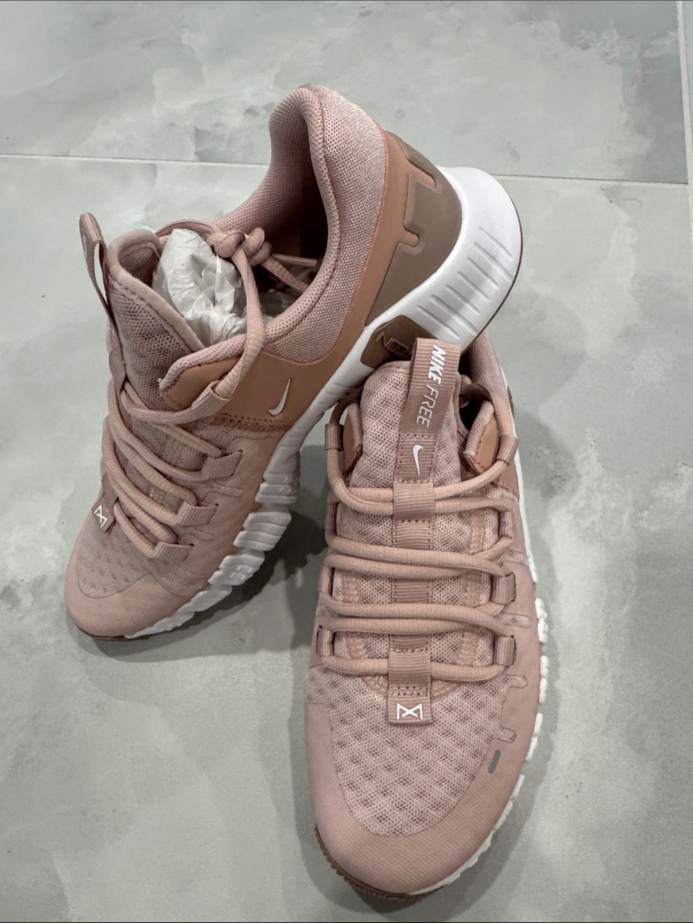 Nike Metcon 5 Women's Athletic Sneakers in Dusty Rose and White. Size 7. NWOT